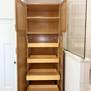 Four rollout shelves for maximum storage